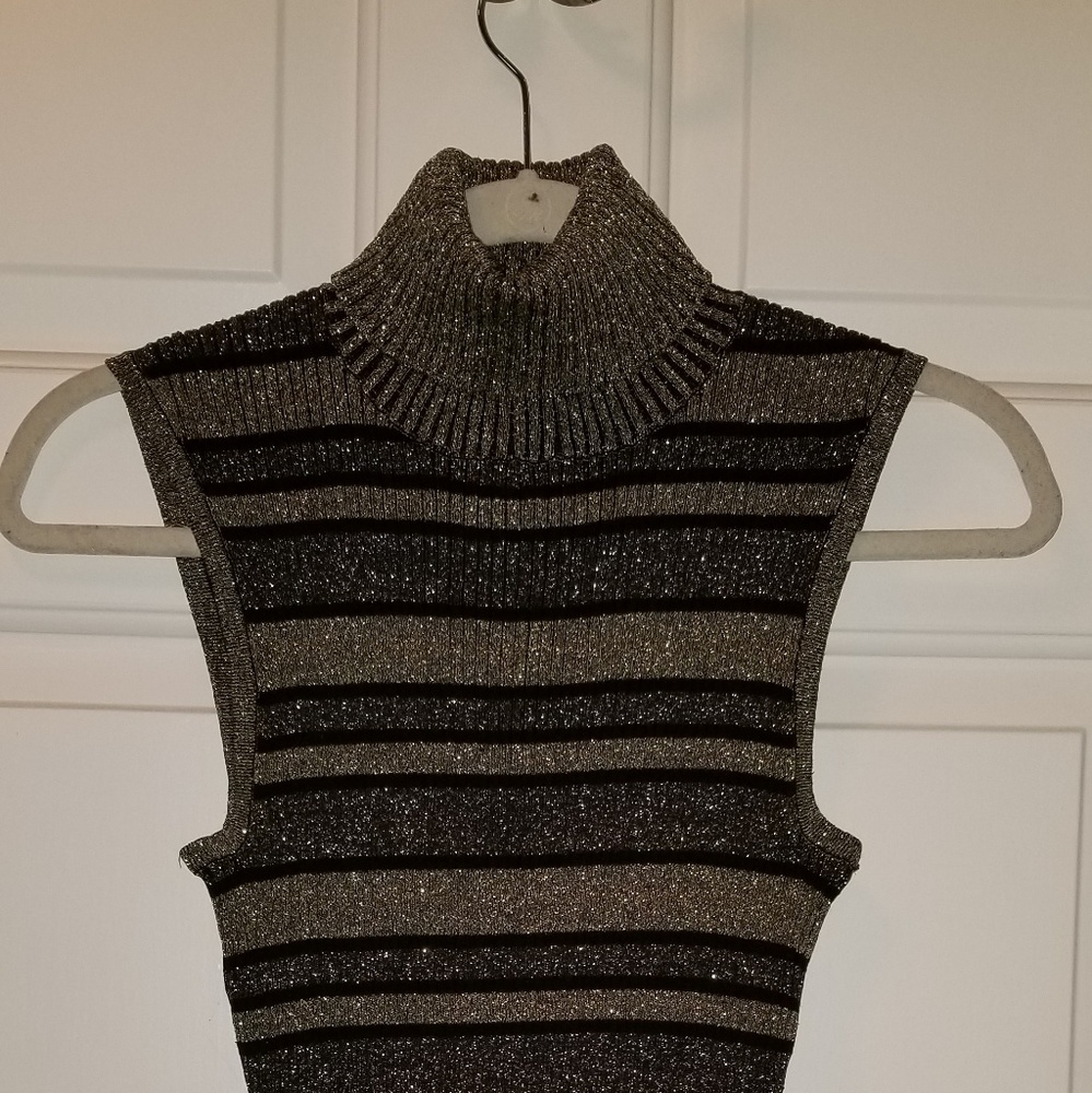 Kenar sleeveless turtleneck